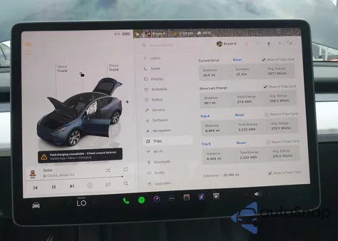 2024 Tesla Model Y Long Range Dual Motor All-Wheel Drive/Rwd z USA, uszkodzony, nr VIN 7SAYGDED1RF093114